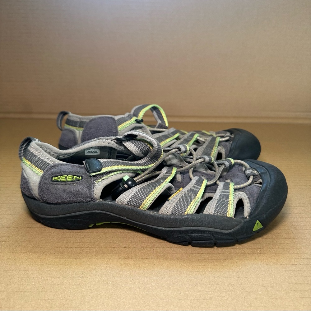 Kids Keen hiking/outdoor sandals size 4